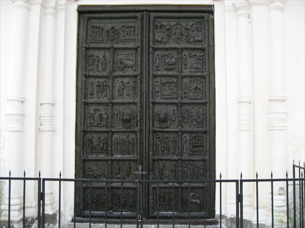Знаменитые врата Софийского собора